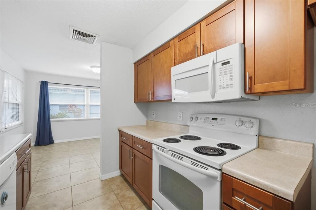 For Sale: $300,000 (2 beds, 2 baths, 1075 Square Feet)