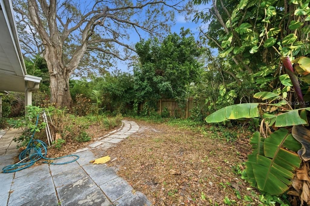 For Sale: $300,000 (2 beds, 2 baths, 1075 Square Feet)