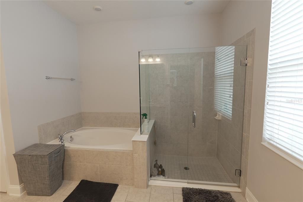 En Venta: $614,999 (4 camas, 3 baños, 2328 Pies cuadrados)