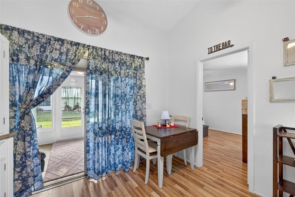 На продажу: $220,000 (2 спален, 2 ванн, 964 Квадратных фут)