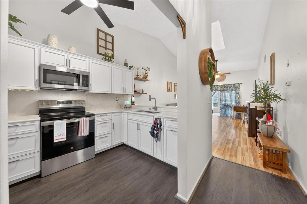 На продажу: $220,000 (2 спален, 2 ванн, 964 Квадратных фут)