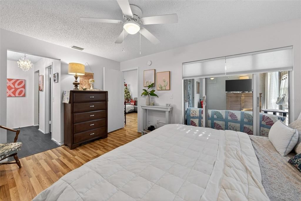 На продажу: $220,000 (2 спален, 2 ванн, 964 Квадратных фут)