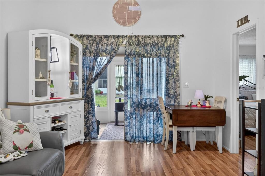 На продажу: $220,000 (2 спален, 2 ванн, 964 Квадратных фут)