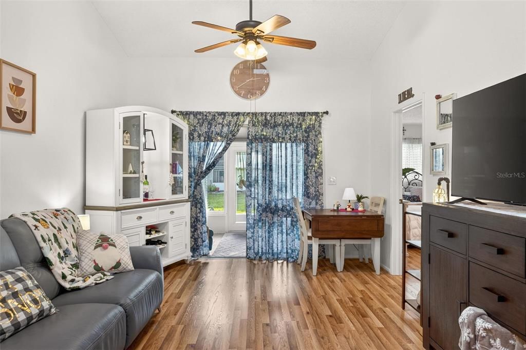 На продажу: $220,000 (2 спален, 2 ванн, 964 Квадратных фут)