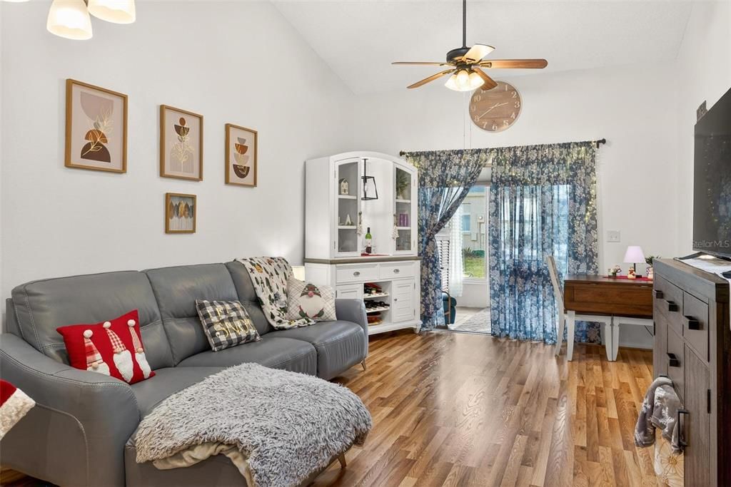 На продажу: $220,000 (2 спален, 2 ванн, 964 Квадратных фут)