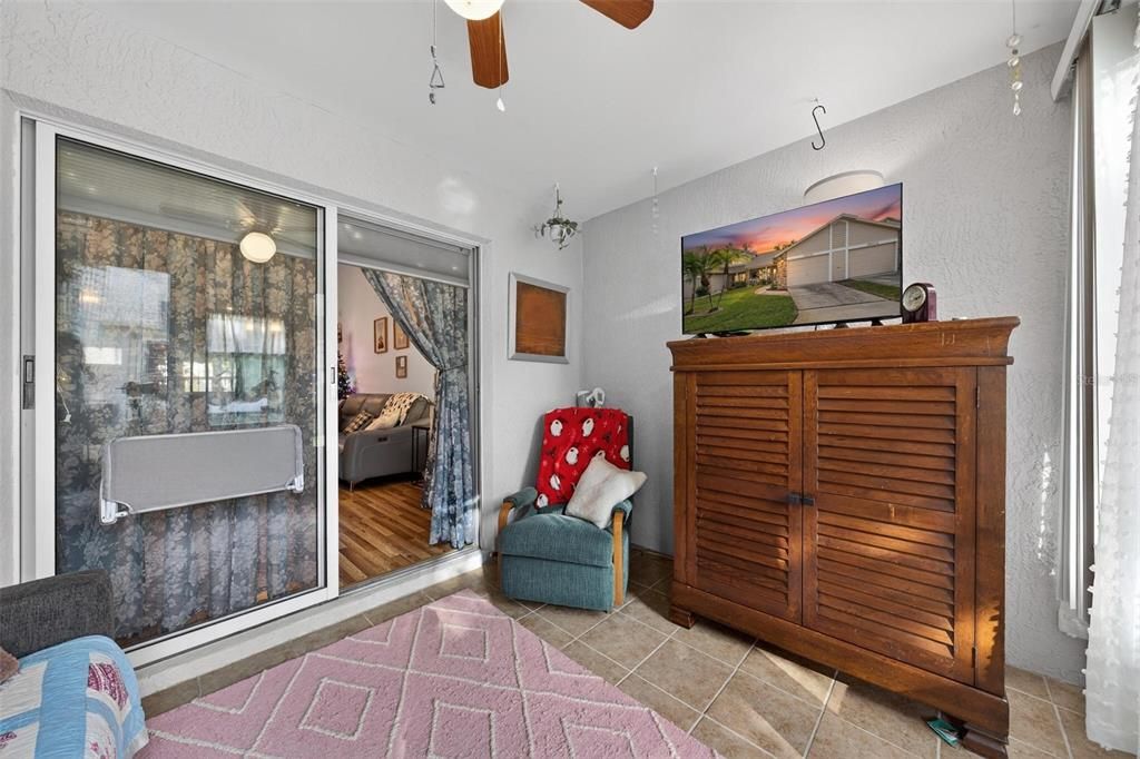 На продажу: $220,000 (2 спален, 2 ванн, 964 Квадратных фут)