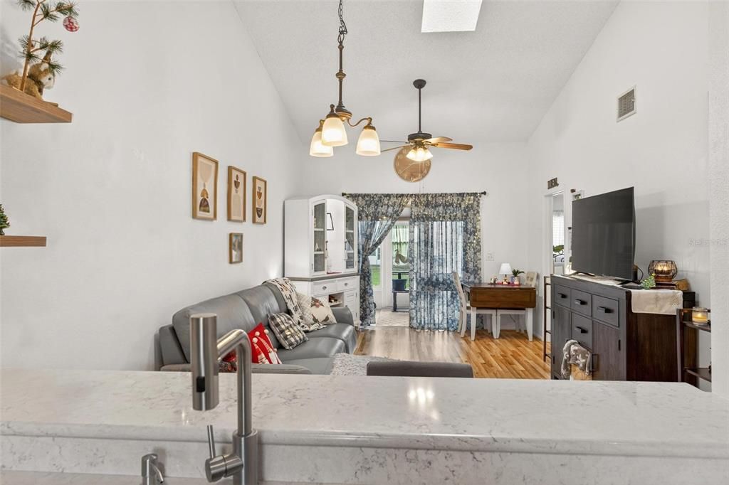 На продажу: $220,000 (2 спален, 2 ванн, 964 Квадратных фут)