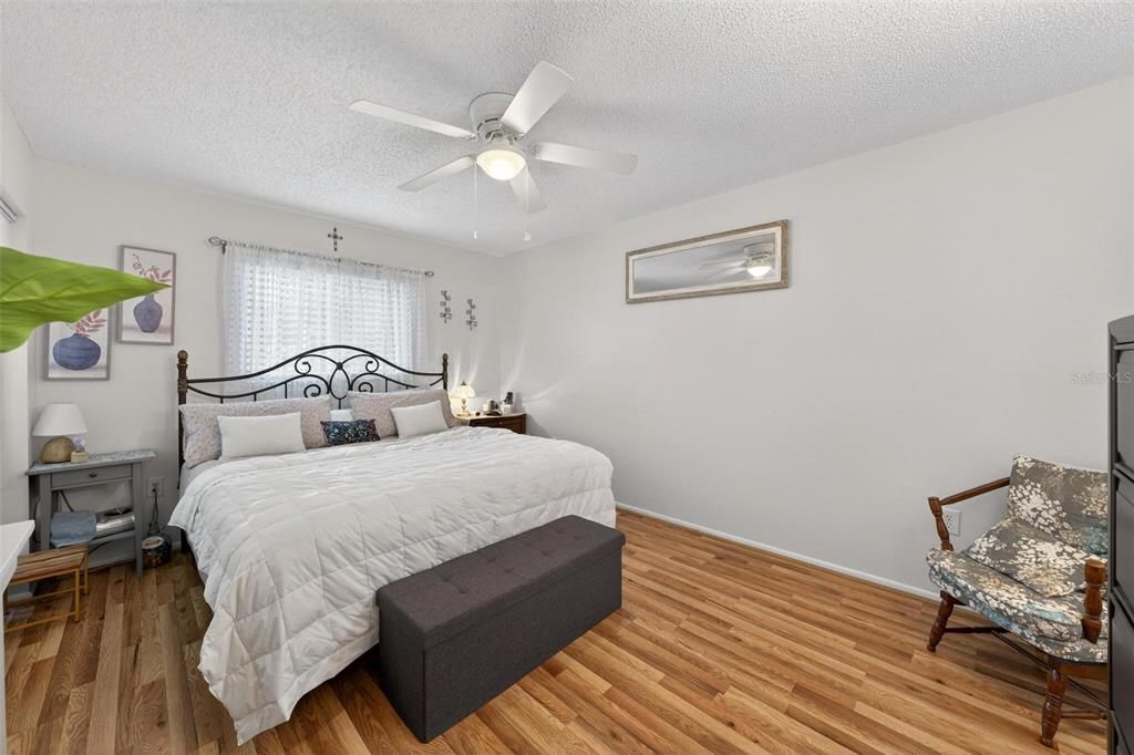 На продажу: $220,000 (2 спален, 2 ванн, 964 Квадратных фут)