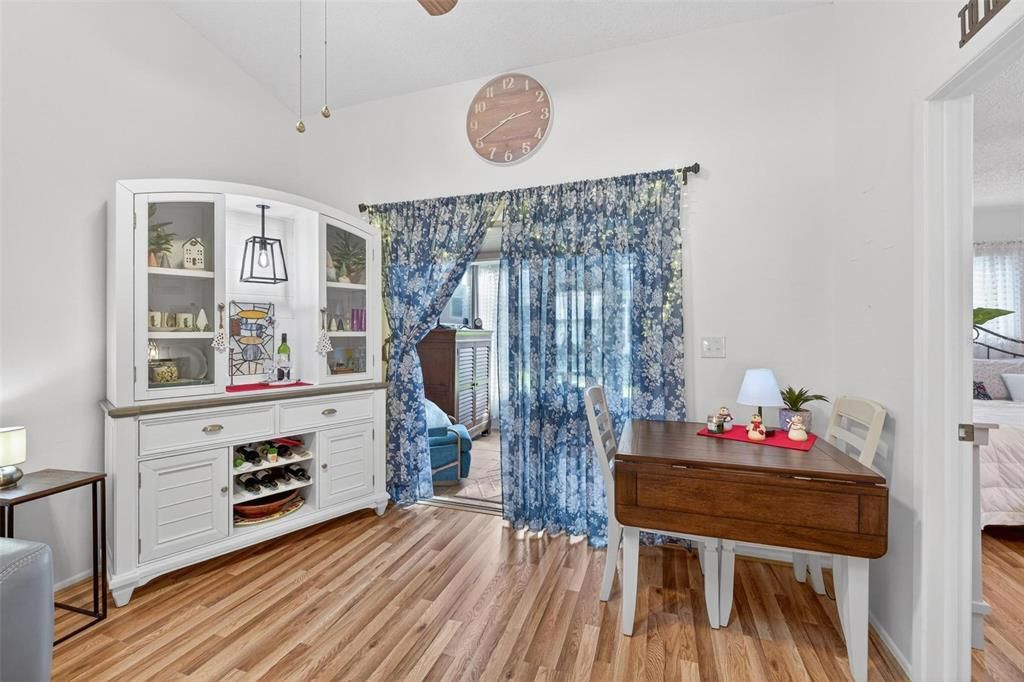 На продажу: $220,000 (2 спален, 2 ванн, 964 Квадратных фут)