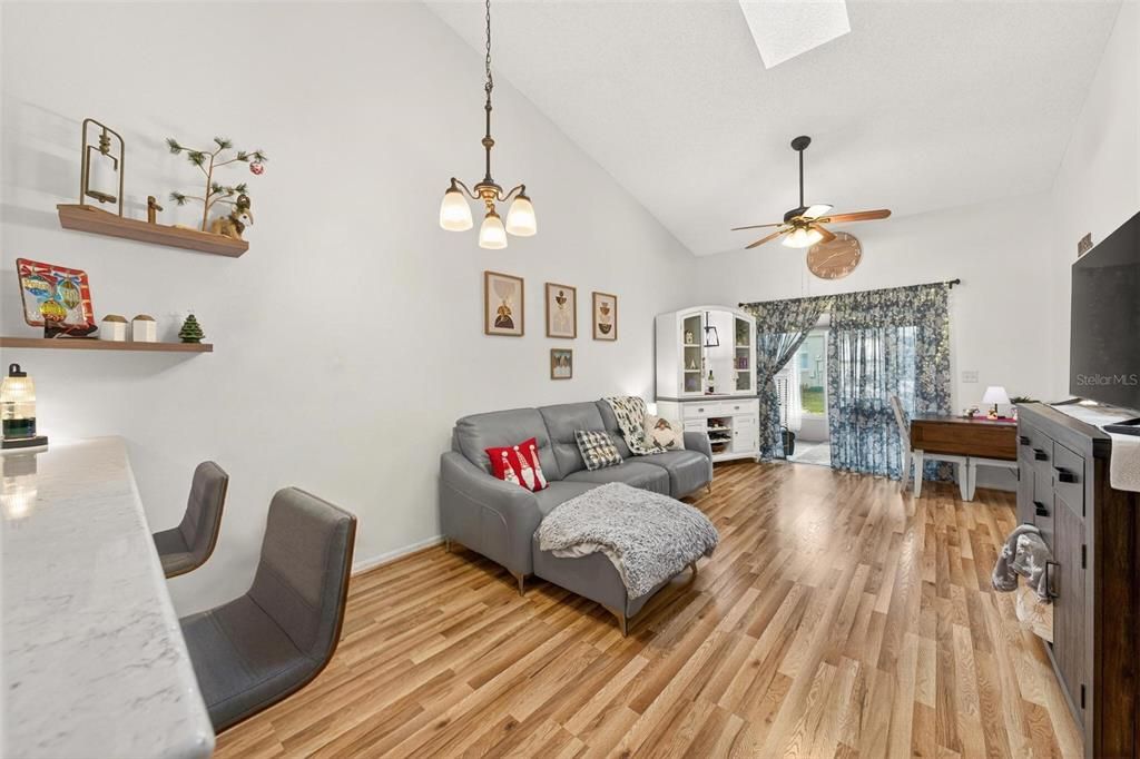 На продажу: $220,000 (2 спален, 2 ванн, 964 Квадратных фут)