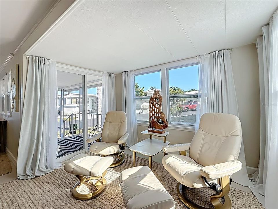 For Sale: $122,500 (2 beds, 1 baths, 797 Square Feet)