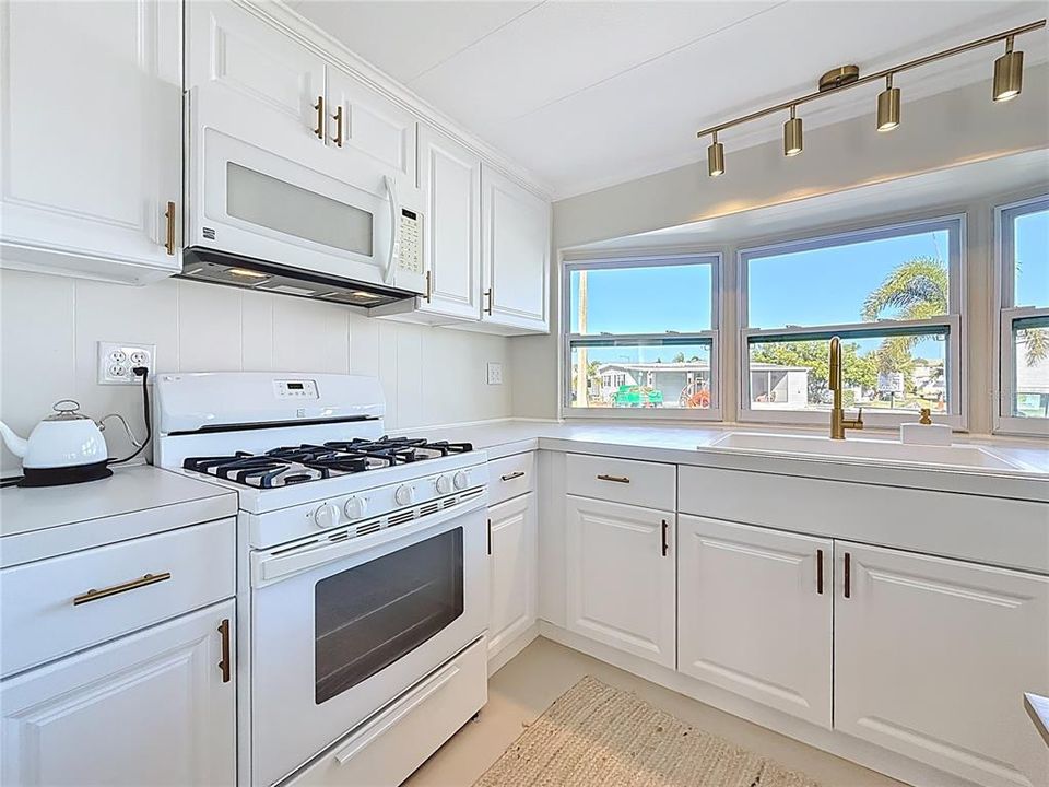 For Sale: $122,500 (2 beds, 1 baths, 797 Square Feet)