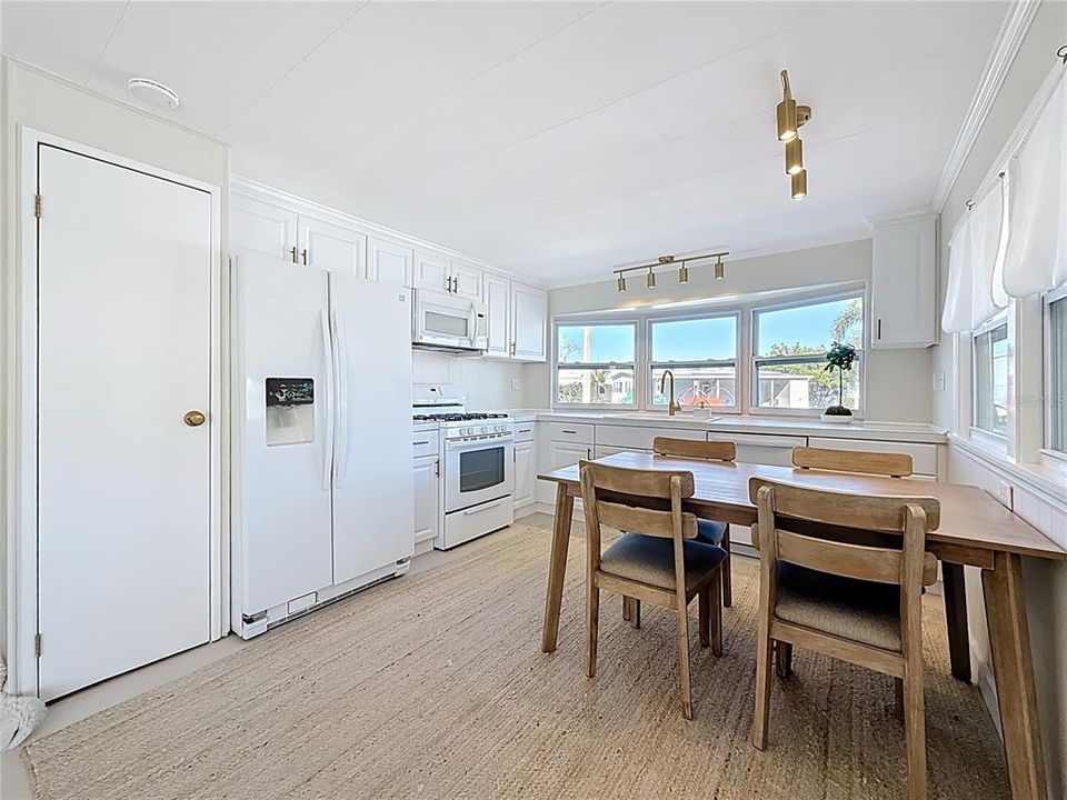 For Sale: $122,500 (2 beds, 1 baths, 797 Square Feet)