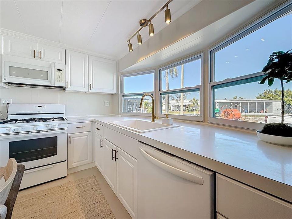 For Sale: $122,500 (2 beds, 1 baths, 797 Square Feet)