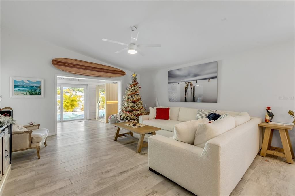 En Venta: $1,250,000 (3 camas, 2 baños, 1600 Pies cuadrados)