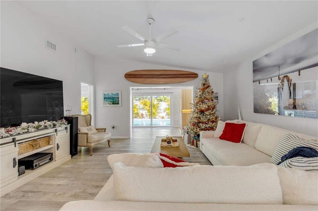 En Venta: $1,250,000 (3 camas, 2 baños, 1600 Pies cuadrados)