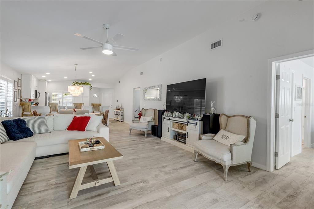 En Venta: $1,250,000 (3 camas, 2 baños, 1600 Pies cuadrados)