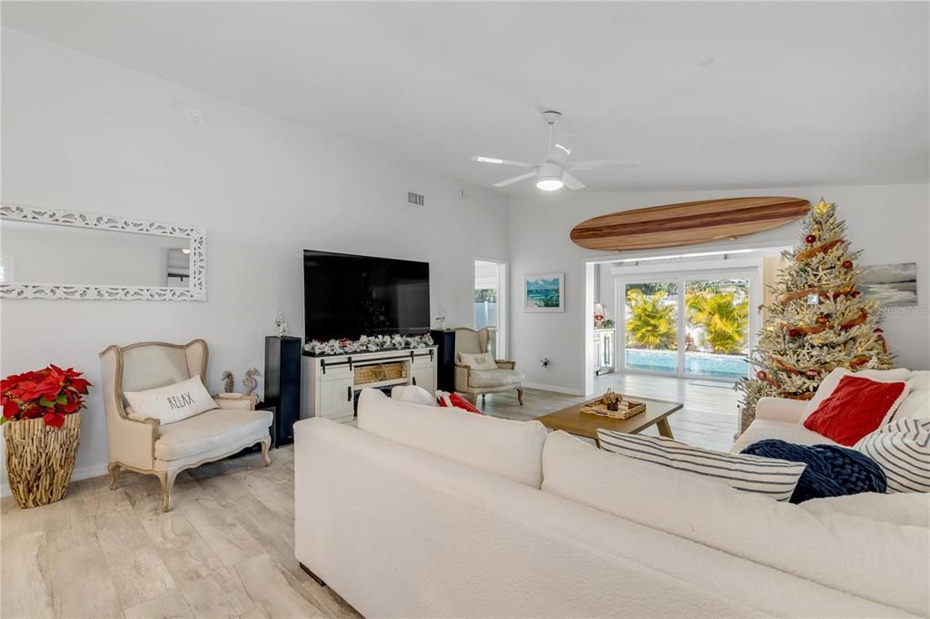 En Venta: $1,250,000 (3 camas, 2 baños, 1600 Pies cuadrados)