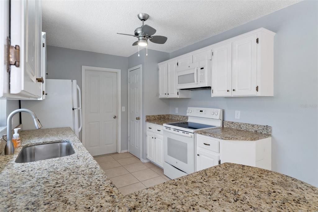 待售: $235,000 (2 贝兹, 2 浴室, 1159 平方英尺)