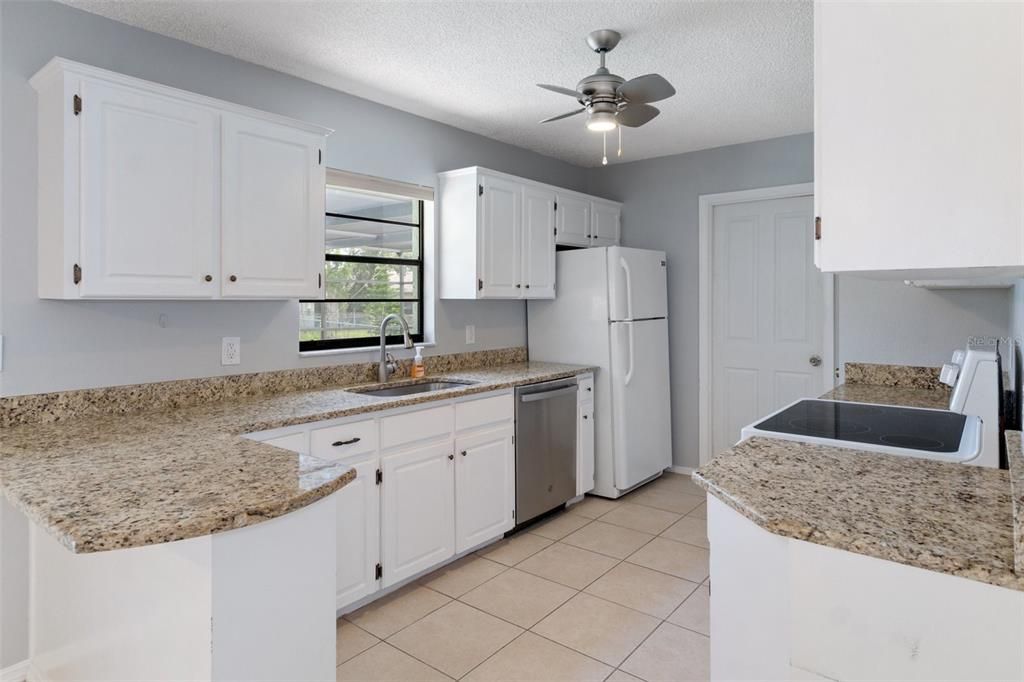 待售: $235,000 (2 贝兹, 2 浴室, 1159 平方英尺)