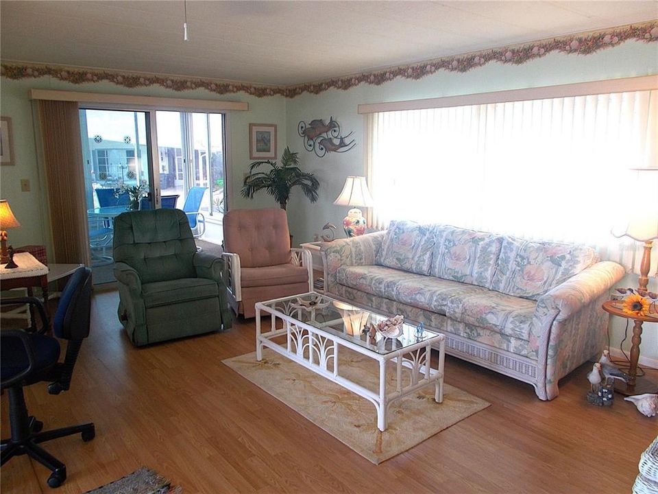 For Sale: $139,500 (2 beds, 2 baths, 1055 Square Feet)