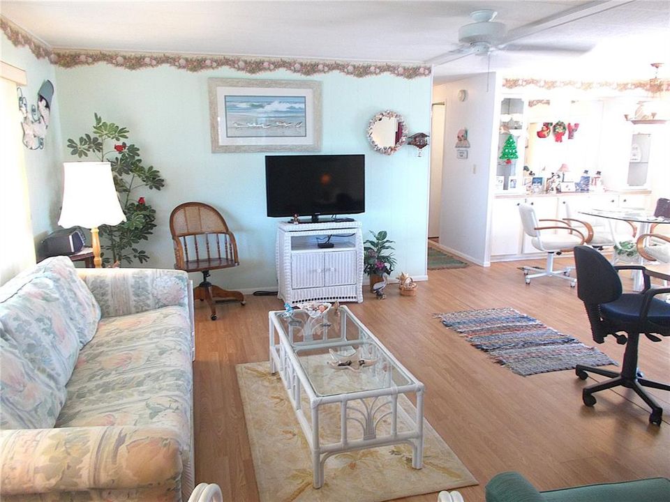 For Sale: $139,500 (2 beds, 2 baths, 1055 Square Feet)