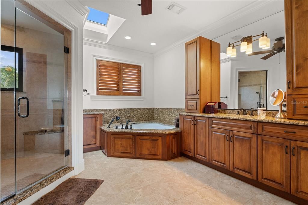 For Sale: $2,290,000 (5 beds, 7 baths, 6287 Square Feet)