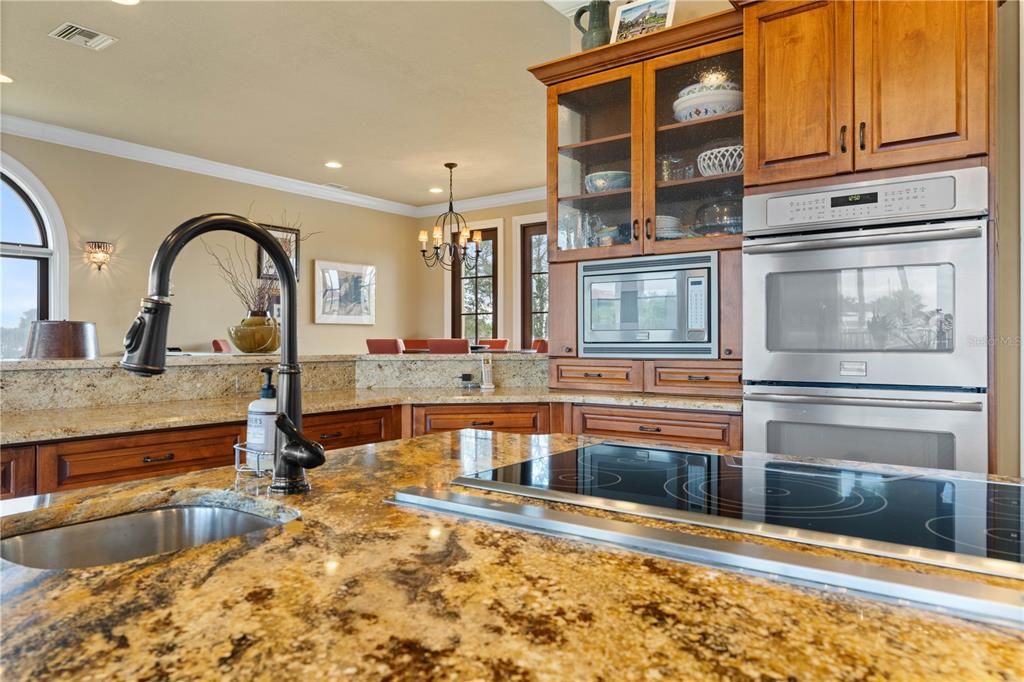 For Sale: $2,290,000 (5 beds, 7 baths, 6287 Square Feet)