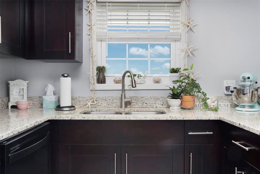 For Sale: $280,000 (2 beds, 2 baths, 1018 Square Feet)