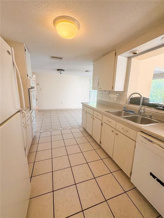 待售: $185,000 (2 贝兹, 2 浴室, 1240 平方英尺)