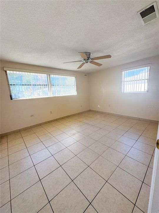 待售: $185,000 (2 贝兹, 2 浴室, 1240 平方英尺)