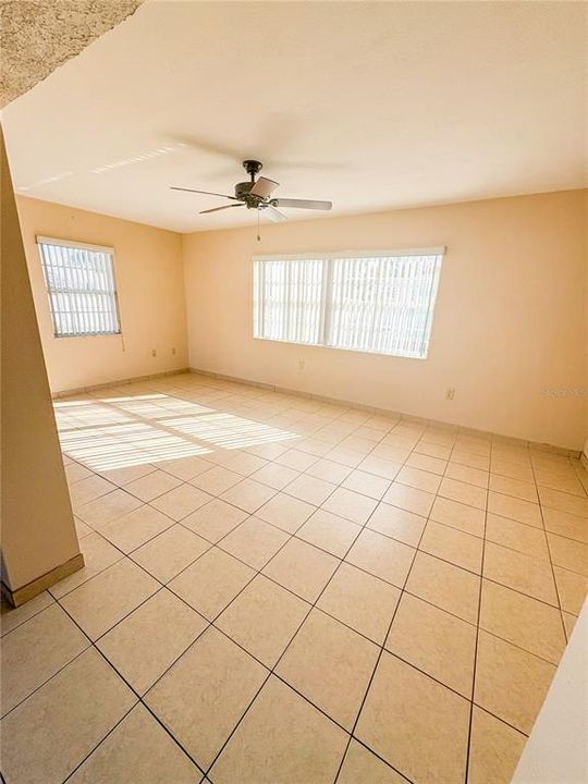 待售: $185,000 (2 贝兹, 2 浴室, 1240 平方英尺)