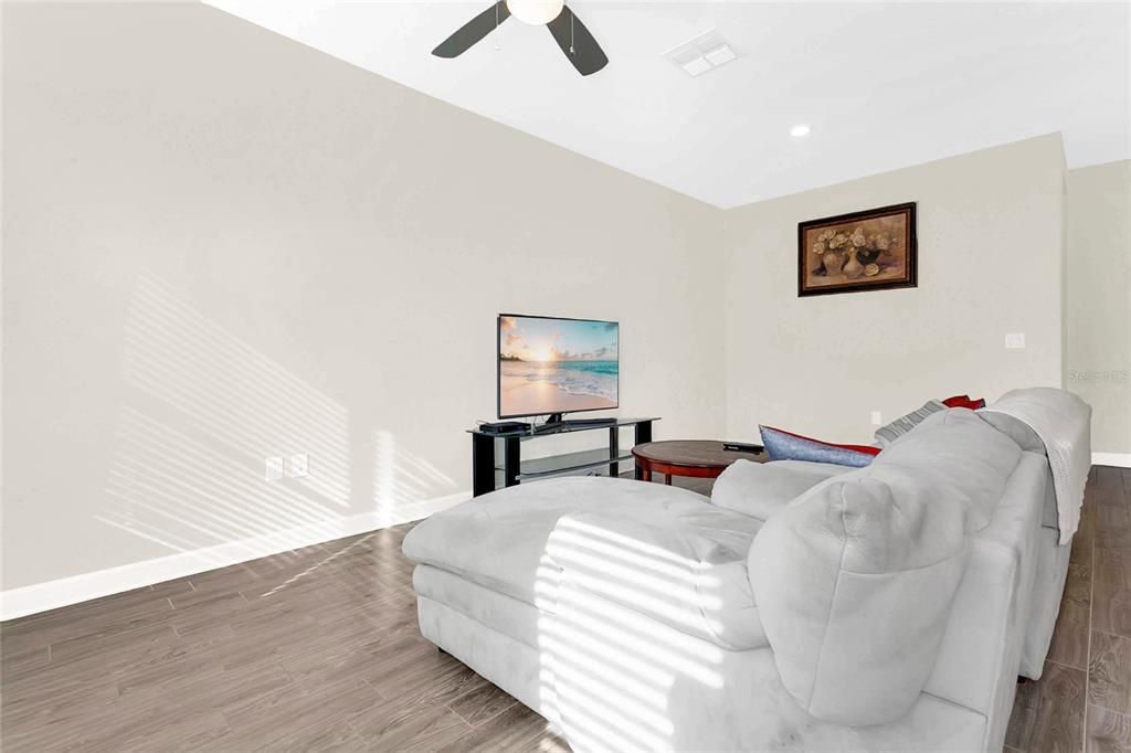 For Sale: $349,000 (3 beds, 2 baths, 1912 Square Feet)