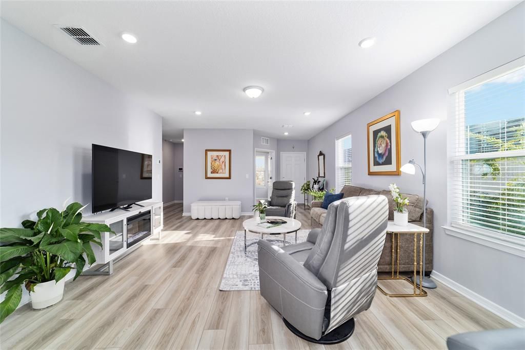 For Sale: $329,000 (2 beds, 2 baths, 1433 Square Feet)