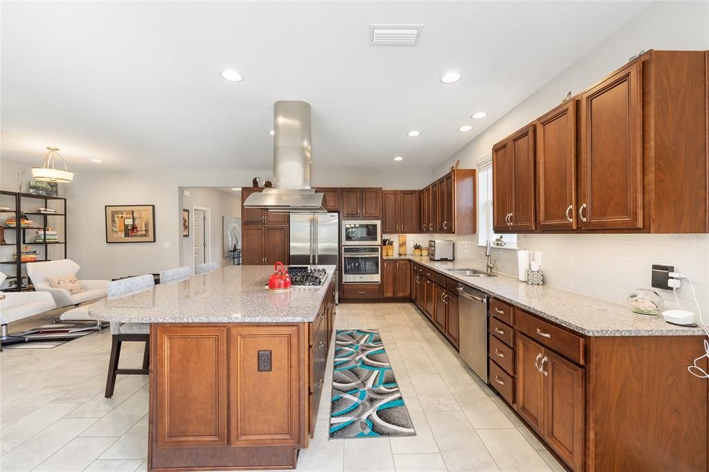 For Sale: $450,000 (2 beds, 2 baths, 1956 Square Feet)