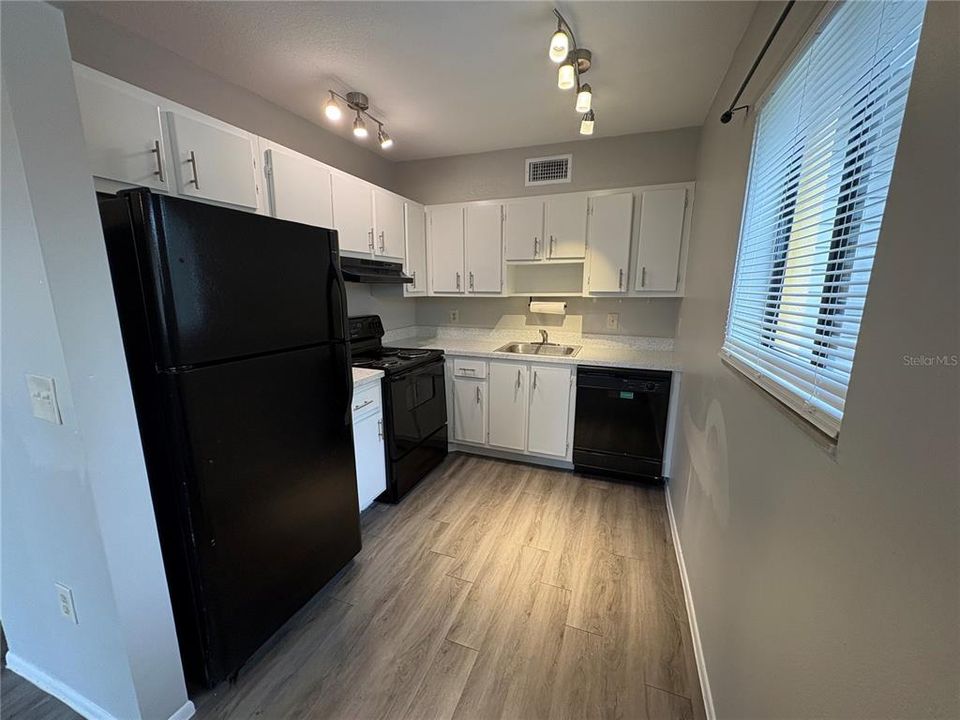 For Sale: $197,000 (2 beds, 2 baths, 950 Square Feet)