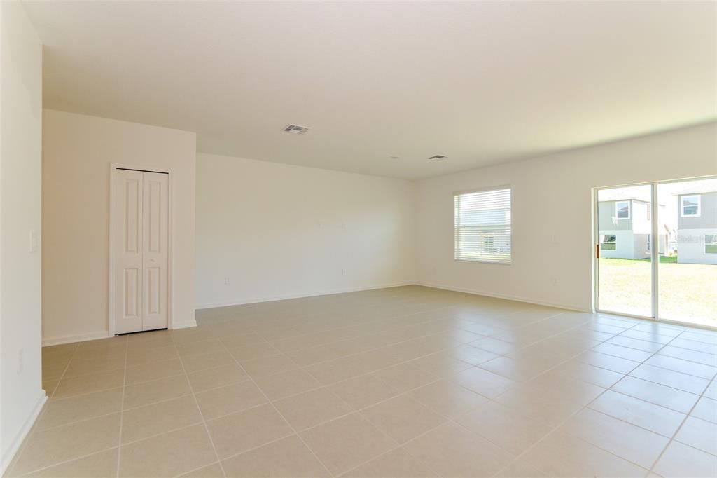 For Rent: $2,095 (5 beds, 2 baths, 2112 Square Feet)