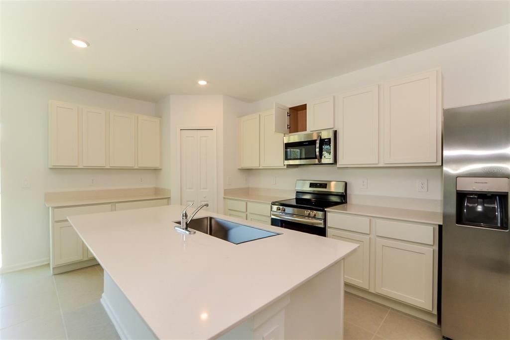 For Rent: $2,095 (5 beds, 2 baths, 2112 Square Feet)