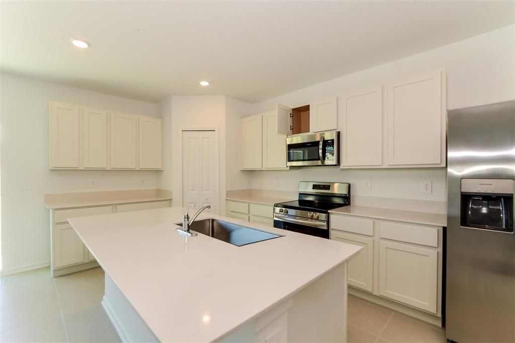 For Rent: $2,095 (5 beds, 2 baths, 2112 Square Feet)