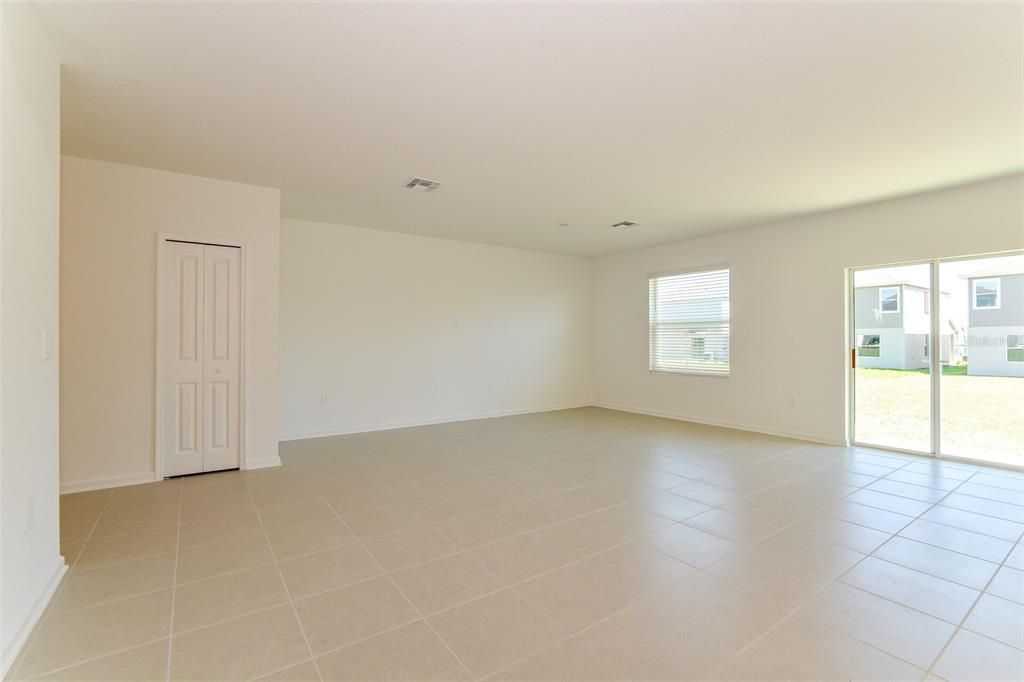 For Rent: $2,095 (5 beds, 2 baths, 2112 Square Feet)