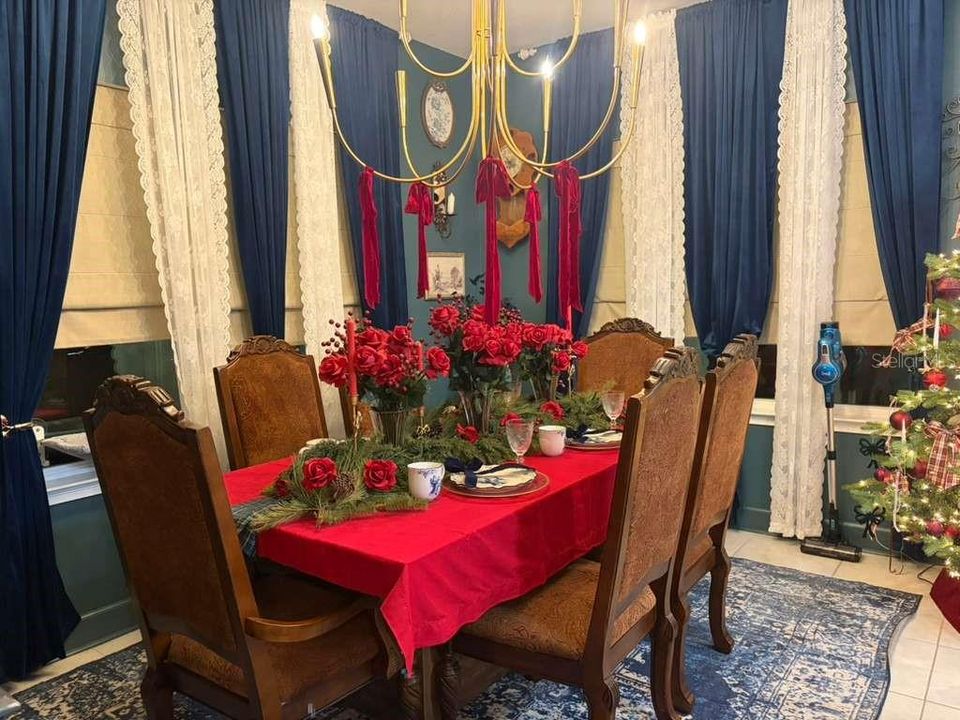 En Venta: $420,000 (4 camas, 2 baños, 2405 Pies cuadrados)