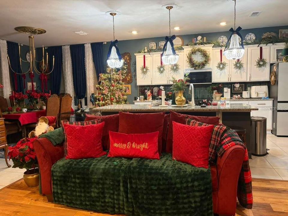 En Venta: $420,000 (4 camas, 2 baños, 2405 Pies cuadrados)