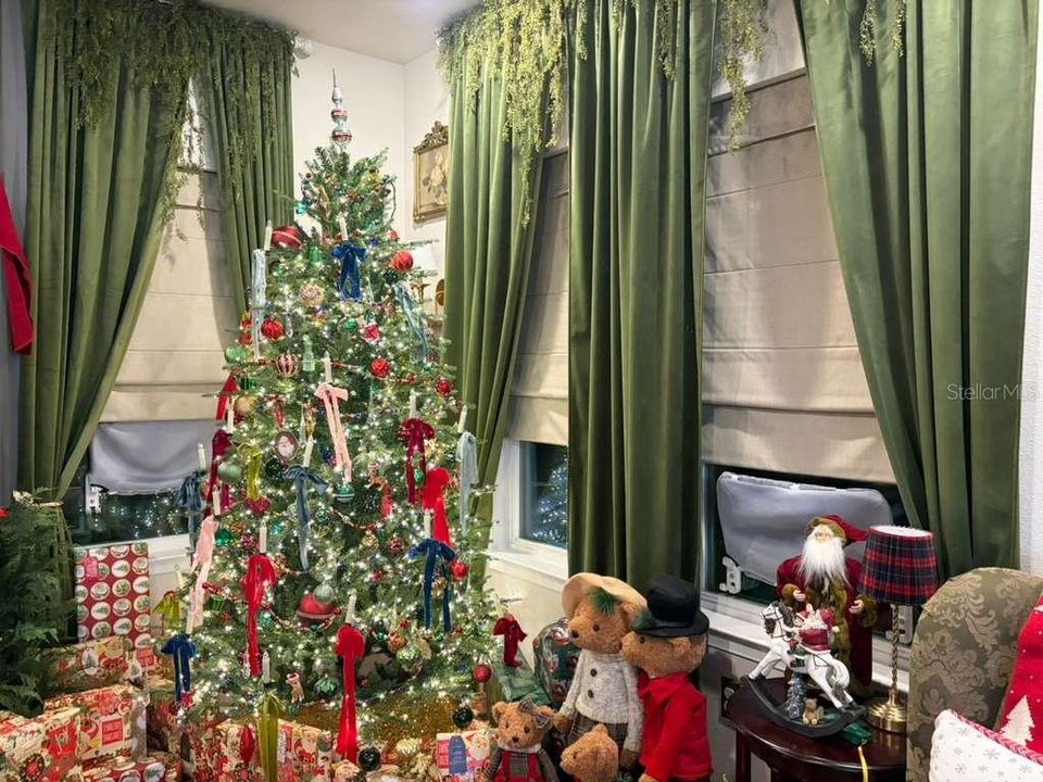 En Venta: $420,000 (4 camas, 2 baños, 2405 Pies cuadrados)