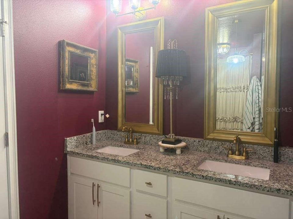 En Venta: $420,000 (4 camas, 2 baños, 2405 Pies cuadrados)