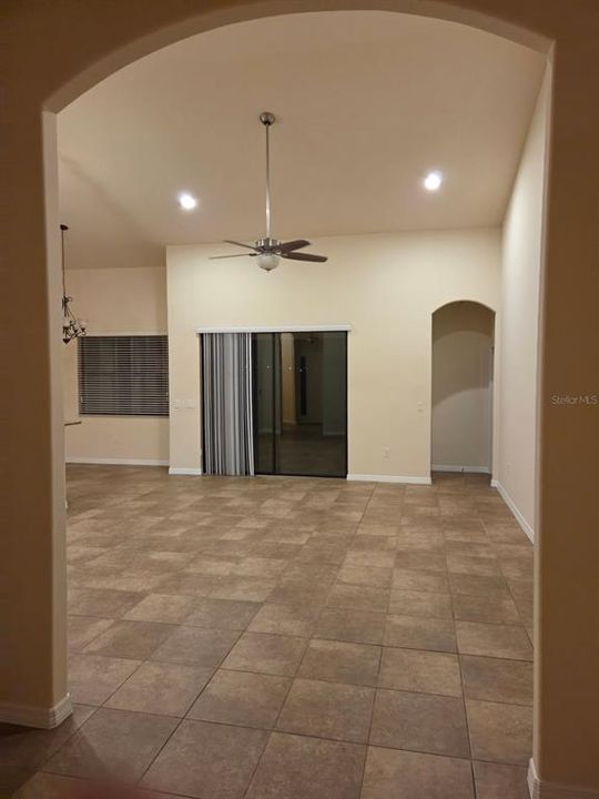 出租: $3,200 (4 贝兹, 3 浴室, 2076 平方英尺)