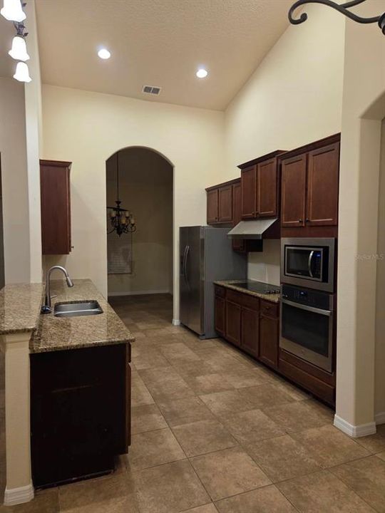 出租: $3,200 (4 贝兹, 3 浴室, 2076 平方英尺)