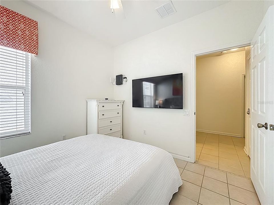 For Sale: $649,000 (5 beds, 5 baths, 2297 Square Feet)