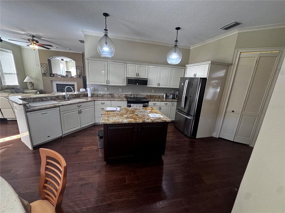 For Sale: $550,000 (4 beds, 2 baths, 2686 Square Feet)