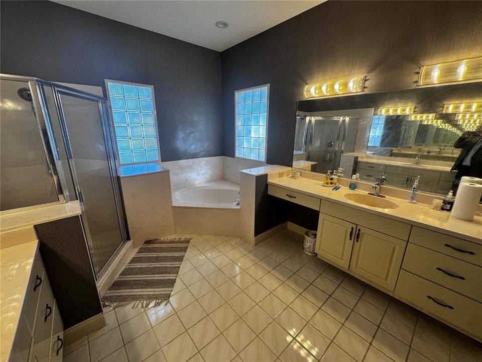 For Sale: $550,000 (4 beds, 2 baths, 2686 Square Feet)