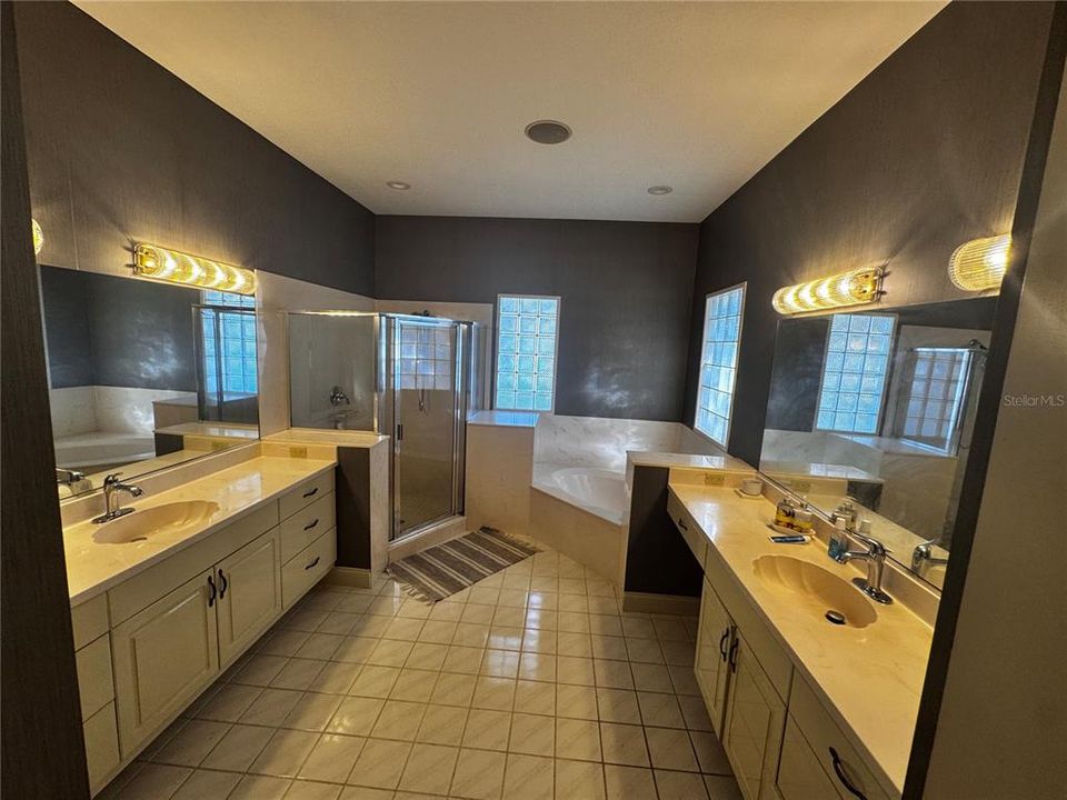 For Sale: $550,000 (4 beds, 2 baths, 2686 Square Feet)